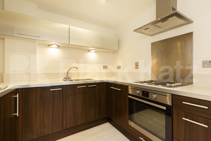 Split level modern and spacious 2 bed 2 bath in the shoreditch area  Quaker Street , Shoreditch 